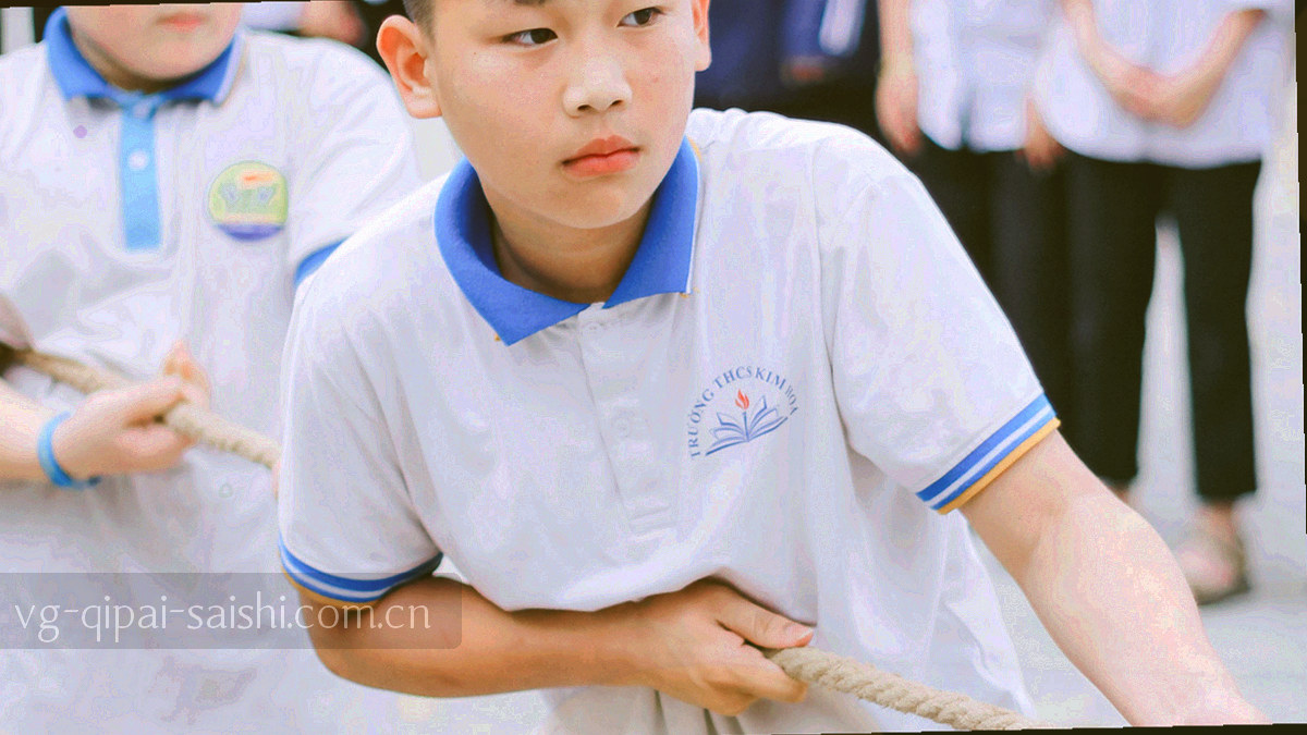 绒布桌面上的对局记分卡与筹码圆点，画面中无人